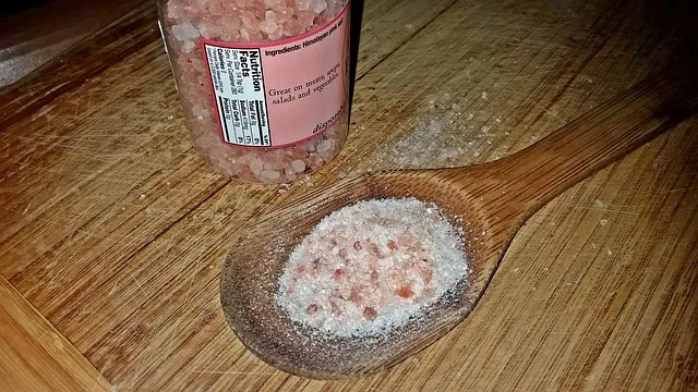 Fein gemahlenes Himalayasalz auf einem Löffel