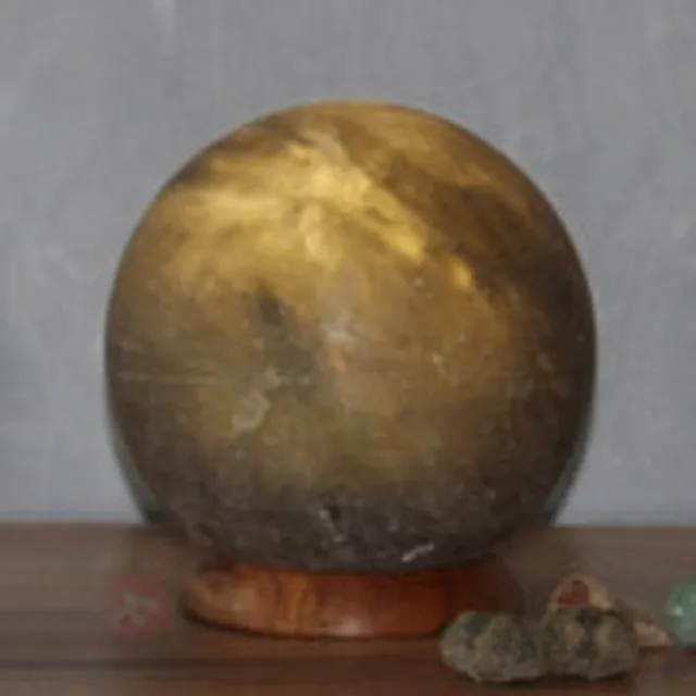 Graue kugelförmige Salzkristall-Tischleuchte Planet Grey mit warmem Licht