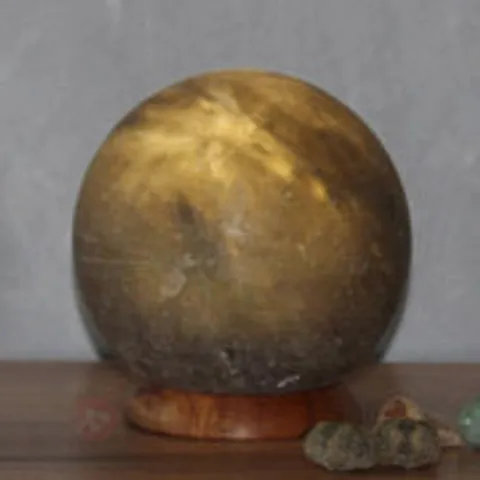 Graue kugelförmige Salzkristall-Tischleuchte Planet Grey mit warmem Licht