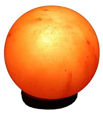 Beleuchtete kugelförmige Salzkristalllampe auf Holzfuß