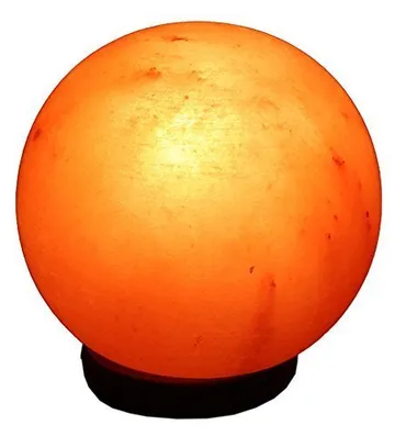 Beleuchtete kugelförmige Salzkristalllampe auf Holzfuß