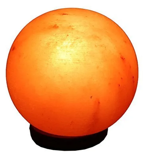 Beleuchtete kugelförmige Salzkristalllampe auf Holzfuß