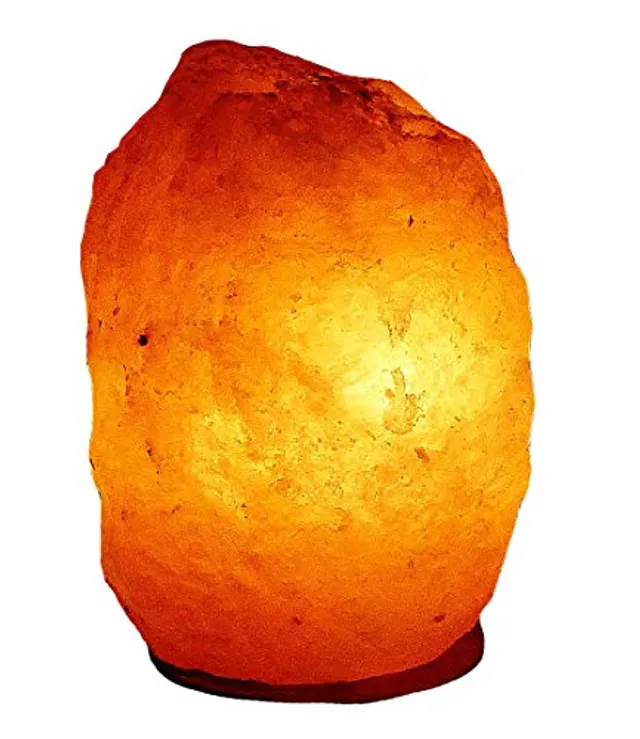 Salzkristalllampe Bosalla mit warm leuchtendem, naturbelassenem Salzkristall auf dunklem Holzsockel