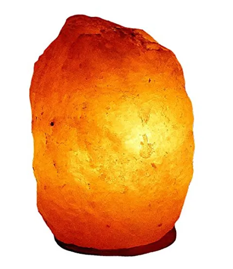 Salzkristalllampe Bosalla mit warm leuchtendem, naturbelassenem Salzkristall auf dunklem Holzsockel