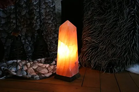 Salzkristall-Lampe in Obelisk-Form auf Holzsockel von Biova