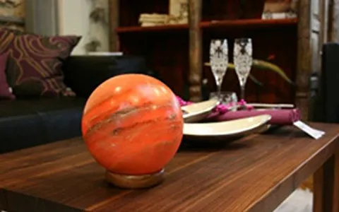 Kugelförmige Salzkristalllampe Planet von Biova mit warmem Licht