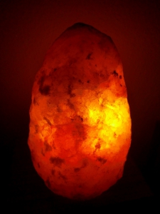 Leuchte aus Salzkristall - Ambiente in orange