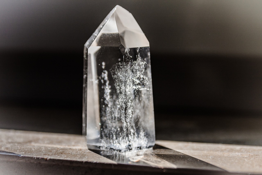 Klarer Bergkristall mit Einschlüssen